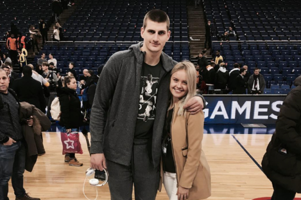 CkKvE, 经纪人的佣, 左右